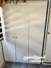  1 خزانتين لون ابيض للبيع بحالة الجيد جدا