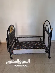  5 سرير طفل ب15دينار مع مقعد تغيير مع موسيقى