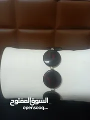  4 ثلاثة أساور باللون الأسود والبني والذهبي كل إسوارة 5 شيكل