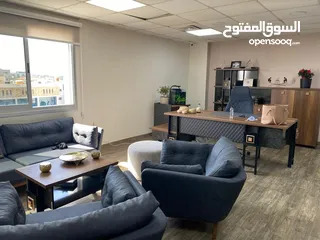  2 مكتب ب حال الوكاله  مكتل مدير خزانة خلفية طاولة مكتب جانبية  طقم كنب  طاولة وسط