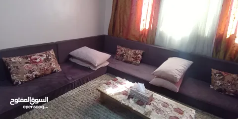  5 مجلس ارضي مكون من 5 فرشات و7 مساند و10 مخدات وبرداية ثلاث قطع تطريز دبي بحالة الجديد