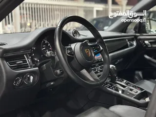  4 Porsche Macan