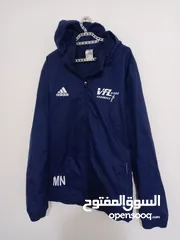  9 جاكيت شبابي اديداس سبورت adidas sport      اصلي 100%مستعمل شيء بسيط بحالة الوكالة  صنع في كمبوديا .