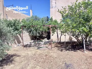  21 منزل للبيع مكون من طابقين الموقع اربد النعيمة طريق عجلون