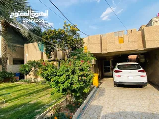  2 بيت للبيع في منطقة الكرامة بموقع تجاري