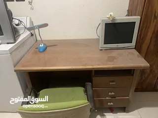  1 مكتب مع الكرسي