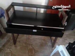  1 مكتب و طاولة و كراسي للبيع