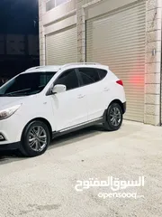  5 جب هونداي توسان موديل2014  لون ابيض ماشي 100الف مالك واحد  فل لفل عدا فتحة الجب كرتونة