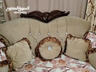  11 طقم كنبايات للبيع منظره فخم وحلو ونظيف بحال الوكاله ومريح بالجلوس مع طربيزات النص