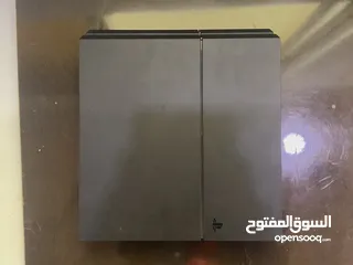  9 بلايستيشن 4 مستعمل مع يدتين بحالة الوكالة مع كفالة سنة كاملة (فقط للبيع ما اقبل تبديل أبدا)