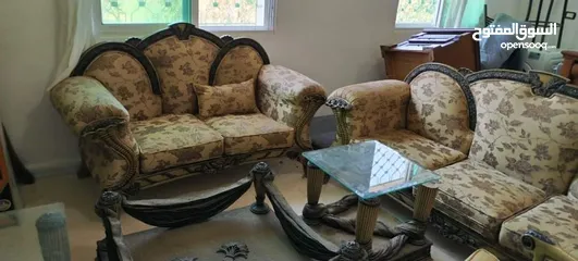  6 كنب مع طاولات بحالة ممتازة