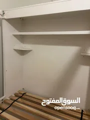  4 سرير ابيض مفرد ونص بحالة جيدة جدا على شكل غرفة مع مكان لتركيب برادي