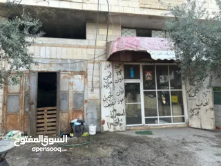  2 محل للإيجار في دير الغصون الشارع الرئيسي القديم مساحة 50 متر مع سدة مع توفر كل الخدمات