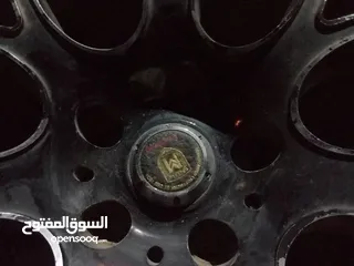  2 جنط 17 اربع جنطات ثلاثه بكوشوك وواحد بدون كوشوك واحد يوجد فيه شعر الالمنيوم الثلاث الالمنيوم مستعمل