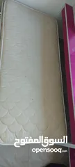  3 تخت مع مكتب عدد 2 مع فرشات