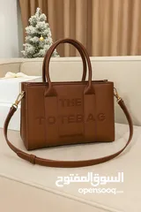  1 الأناقة كلها.. تنحمل على كتفك! شنطة Tote جلد فخم، حجم وسط مثالي للمشاوير مزودة بحزام طويل