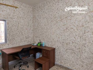  3 بيت مستقل للايجار 130 متر خمس غرف ومطبخ وحمام لديه برنده كبيره حوله شجر مثمر والمنطقه هادئة 140دينار
