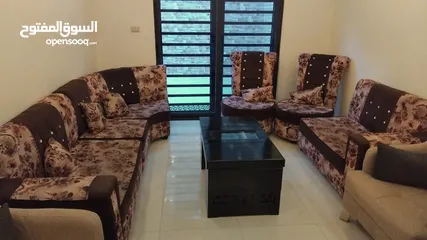  1 طقم كورنر بحالة ممتازة مع طاولة