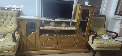  3 خزانة تلفزيون نضيفه لون عسلي