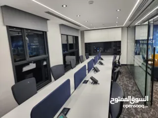  13 مكتب تجاري فخم للبيع أو الإيجار