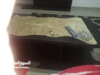  2 طاولة تحت الشاشه وطاولة وسط