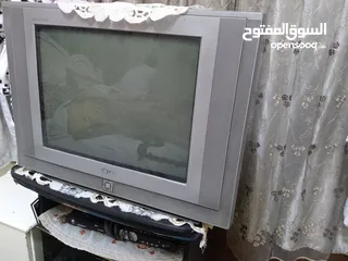  3 تلفزيون LG تقليدي  مع طاوله تلفزيون خشب