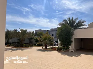  24 للايجار فيلا كبيرة موقع مميز ...For rent a large villa in a prime location