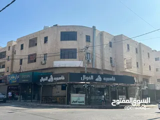  1 مجمع تجاري في وسط إربد عبارة عن محلات وشقق مع تسوية
