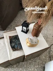  15 طاولة صالة بالون ابيض و خشبي مع تصميم يناسب جميع الديكورات يمتاز بسهولة التنظيف و يحتوي على خزانتين