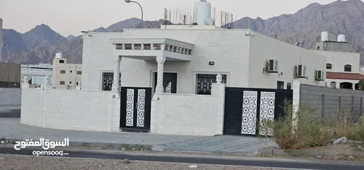  5 بيت مستقل للبيع في العقبه منطقه الملقان الجنوبي واجهتين حجر مطله على البحر
