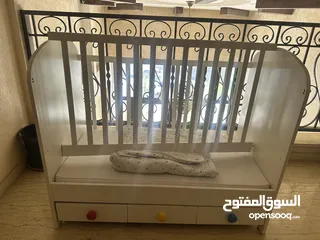  4 سرير اطفال مع 3 دروج من ايكيا  بحالة ممتازه مع الفرشة والكفر للبيع