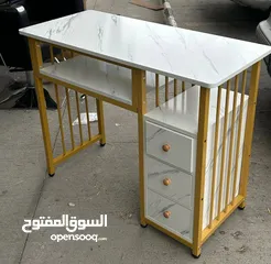  1 الطاولة الذهبية الرخامية