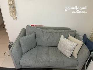  8 طقم كورنر حرف Lمع ثنائية 7مقاعد بحالة جيدة جدا  الدوار السابع مع خزانه التلفزيون