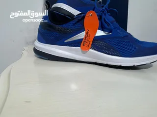  11 حذاء رياضي أزرق من Reebok، خفيف، بتهوية جيدة ونعل مريح بتقنية Memory Tech.