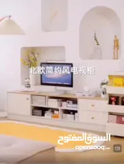  4 خزانة مزنزن تلفزيون خشبية عصرية   تصميم أنيق يجمع بين الخشب الطبيعي والأبواب البيضاء ليضيف لمسة