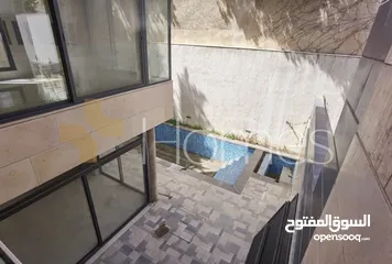  3 فيلا متلاصقة حديثة البناء لم تسكن مع مسبح للبيع في اجمل مناطق عمان - عبدون، مساحة بناء 1000م،