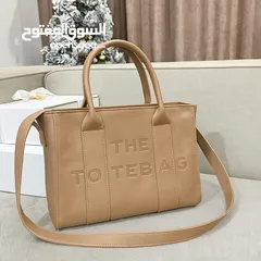  4 الأناقة كلها.. تنحمل على كتفك! شنطة Tote جلد فخم، حجم وسط مثالي للمشاوير مزودة بحزام طويل