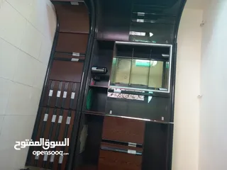  5 3 تخوت مفرد ثنين مع فرشه وواحد من دون فرشه + بوفيهات عدد 2 واحد قطعتين وواحد 3 قطع