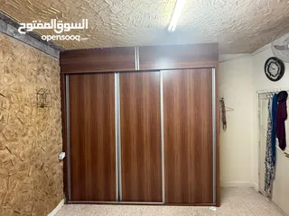  1 خزانة حائط كبيره