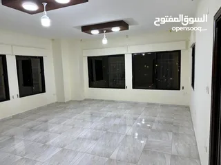  10 شقة طابقية طابق اول 3 غرف نوم 3 صالات 3 حمامات نظيفة جداً البناء 5 سنوات  الحي الشرقي قرب حديقة تونس