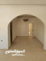  12 للبيع منزل طابقين 5 غرف في الخوض قريب جامع محمد بن عمير مؤجر بعقد 3 سنوات ب 300ريال