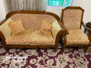  5 طقم كنب خشب زان بحالة جيده جدا 9مقاعد اربع مفردات ثلاثيه ومجوزة مع السجاده وثريات عدد اثنين