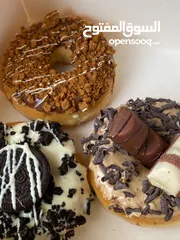  5 رشة سكر.. جاهز تعيش لحظات لذيذة؟  حضّرنا لك أحلى تشكيلة دونات طازجة وكريب طازج