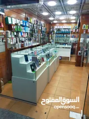  7 بتارين عرض اجهزه خلويه عدد 3 + بترينة عرض طويله+ مكتب خشب لاتيه تفصيل وضعهم جديد للبيع