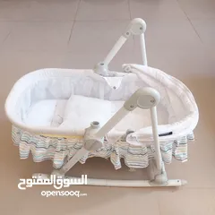  1 سرير صغير للاطفال الرضّع ووضعية هزاز