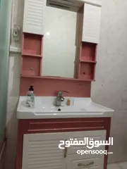  3 مغسلة عصرية مع خزانة بحالة ممتازة