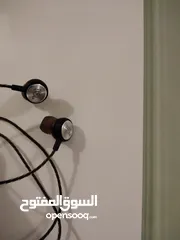  3 سماعات JBL سلكيه بحالة الوكاله استعمال خفيف جدا.. صوت قوي ورائع