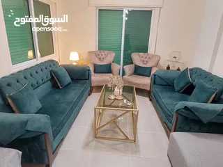  3 طقم كنب مستعمل بحاله جيده جدا للبيع  مع طقم طاولات ثلاث قطع
