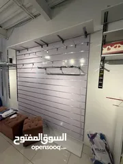  2 ديكور واكسسوارات محل تجاري مستعمل بحالة ممتازة للبيع بشرط كامل الأثاث والديكور