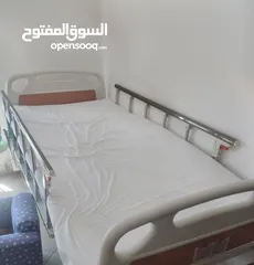  1 تخت طبي كهربا بحال الجديد للبيع